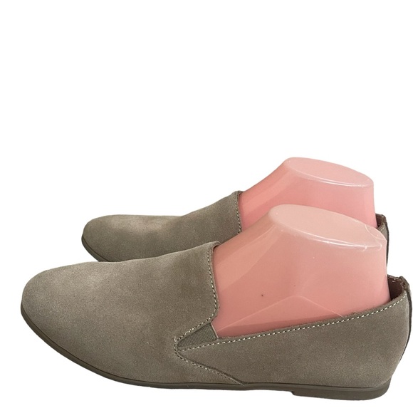 Lucky Brand  Women's Beige Slip On Suede Loafers Casual Low Top SZ/8.5m Preowned - Picture 1 of 8